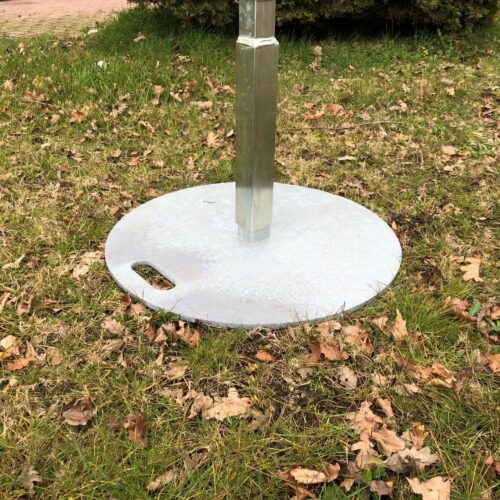 De degelijke en zware voetplaat voor onze korfbalpaal model Hobby